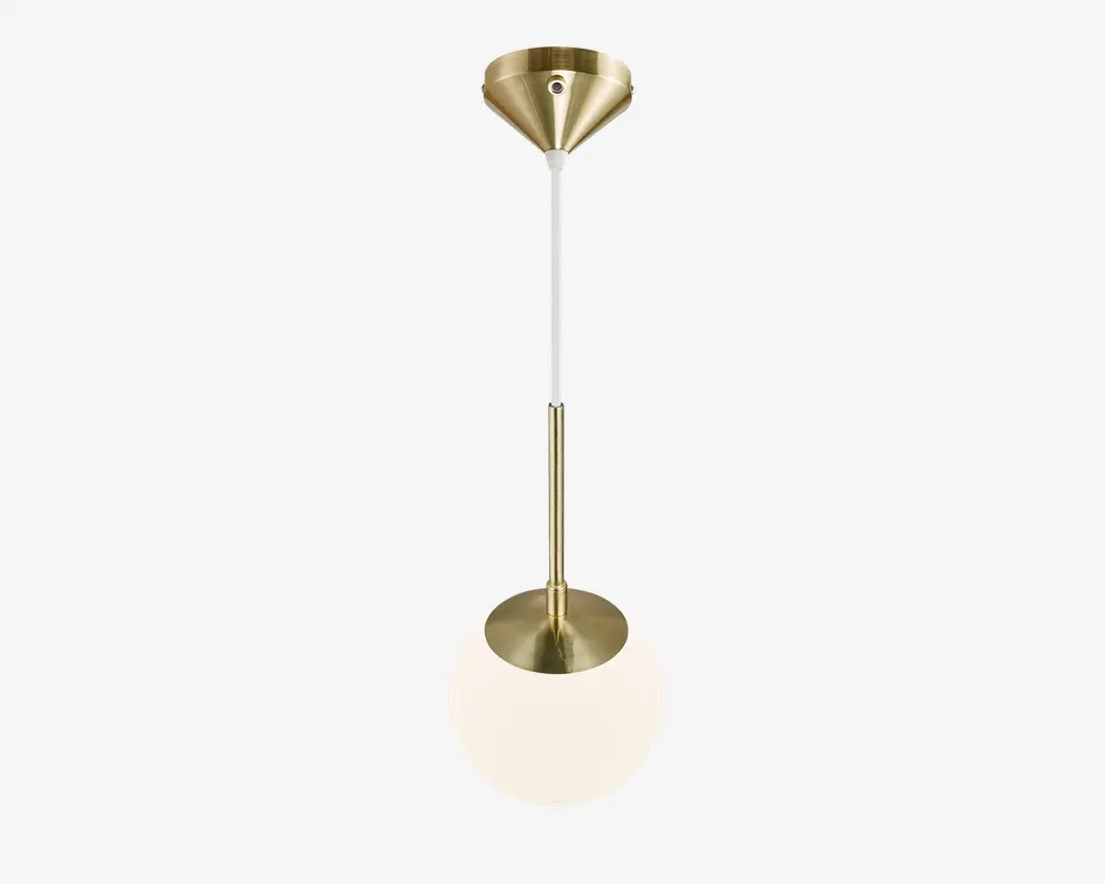 Loftlampe med et moderne design, der har en børstet messingfinish på loftbeslaget og stangen. Lampen har en kugleformet skærm i hvidt glas, som spreder lyset jævnt. Kombinationen af messing og hvidt glas giver et elegant og tidløst udtryk, der passer til mange forskellige indretninger.