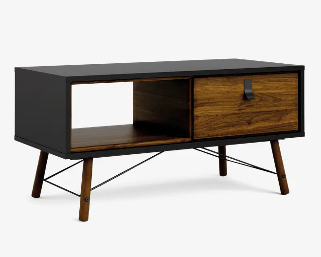 Rektangulært møbel med mat sort ramme og fire skråtstillede træben. Fronten har et åbent opbevaringsrum til venstre og en enkelt træskuffe med sort greb til højre. Træet har en naturlig årestruktur, der står i kontrast til den sorte yderside. Benene er forbundet med sorte metalstænger for ekstra stabilitet.