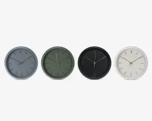 Fire runde vægure vises side om side, hver med et minimalistisk design med tynde gyldne time-, minut- og sekundvisere samt enkle gyldne time-markeringer. Urskiverne har fire forskellige matte farver: lysegrå, olivengrøn, sort og offwhite. Urskiverne er rene og enkle uden tal eller ekstra dekorationer.
