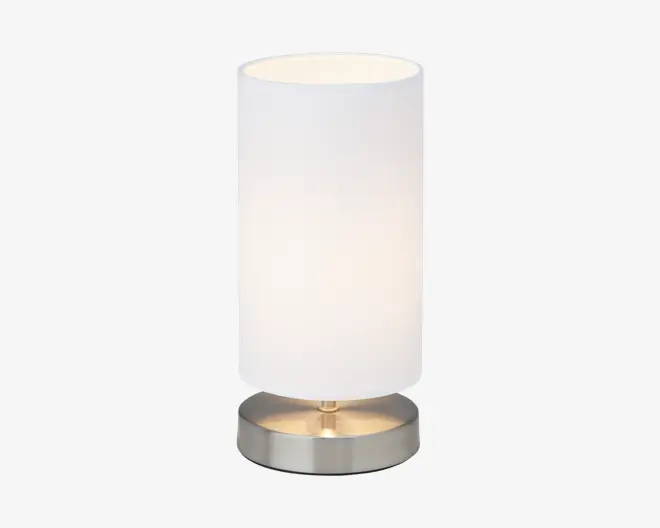 En moderne bordlampe med en cylindrisk hvid stofskærm og en rund base i børstet metal. Lampen har et minimalistisk design med rene linjer, hvilket gør den velegnet til moderne indretning. Basen er solid og har en diskret metallisk glans, som understreger skærmens enkle elegance.