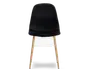 Stol med glat, sort polstret sæde og ryglæn, der har et let buet design for komfort. Stolen står på fire skråtstillede ben i lyst træ, hvilket giver en moderne kontrast til det mørke sæde. Stilen er minimalistisk og moderne.