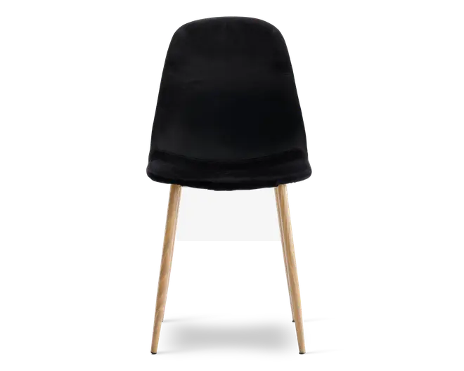 Stol med glat, sort polstret sæde og ryglæn, der har et let buet design for komfort. Stolen står på fire skråtstillede ben i lyst træ, hvilket giver en moderne kontrast til det mørke sæde. Stilen er minimalistisk og moderne.