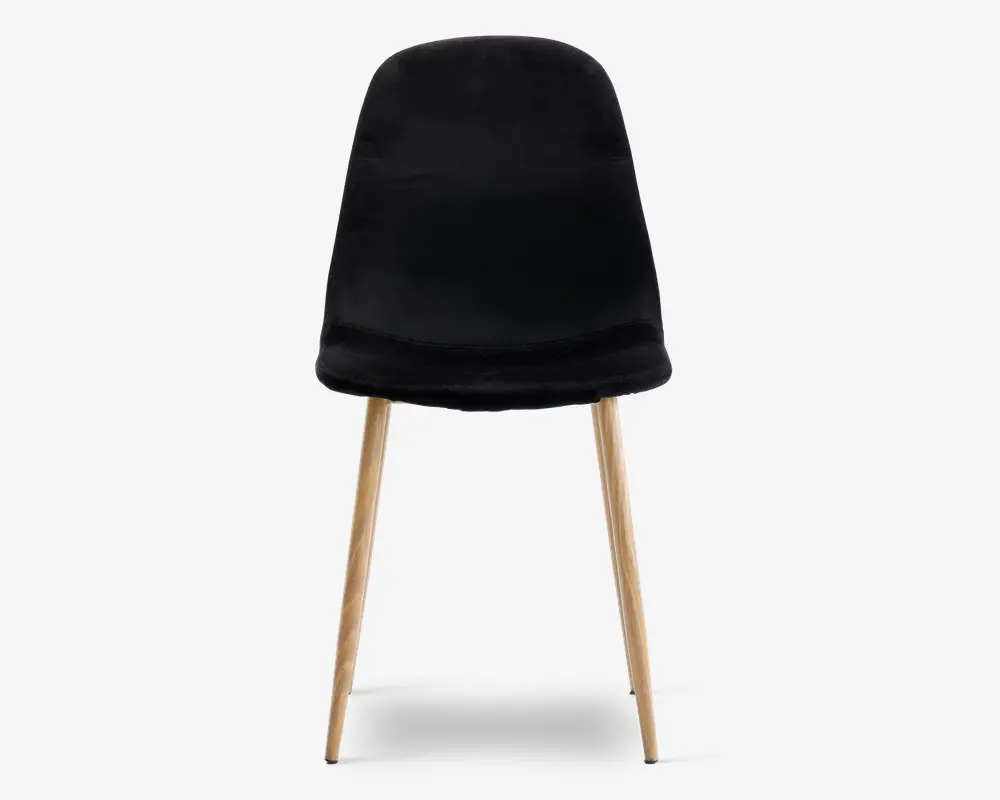 Stol med glat, sort polstret sæde og ryglæn, der har et let buet design for komfort. Stolen står på fire skråtstillede ben i lyst træ, hvilket giver en moderne kontrast til det mørke sæde. Stilen er minimalistisk og moderne.