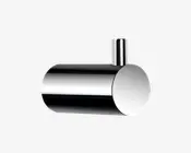 Et slankt, cylindrisk objekt med en poleret kromfinish, der har en lille lodret stang, som stikker op fra toppen. Overfladen er meget reflekterende og giver et moderne og minimalistisk udtryk. Enderne er flade og cirkulære, og det samlede design er enkelt og elegant.