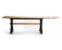 Et langt, rektangulært bord med en lys træbordplade og solide sorte metalben. Bordet har et minimalistisk design med rene linjer og en vandret træstøtte, der forbinder benene for ekstra stabilitet. Overfladen er glat og rummelig, velegnet til at rumme flere personer.