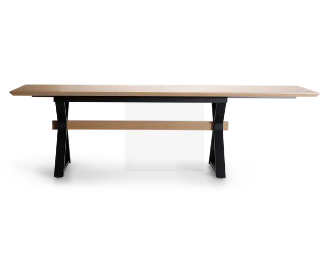 Et langt, rektangulært bord med en lys træbordplade og solide sorte metalben. Bordet har et minimalistisk design med rene linjer og en vandret træstøtte, der forbinder benene for ekstra stabilitet. Overfladen er glat og rummelig, velegnet til at rumme flere personer.