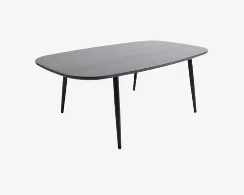 Rektangulært bord med afrundede hjørner, glat mat sort overflade og slanke, tilspidsede ben. Designet er minimalistisk og moderne med en solid konstruktion og en rummelig bordplade, der egner sig til både spisning og arbejde.