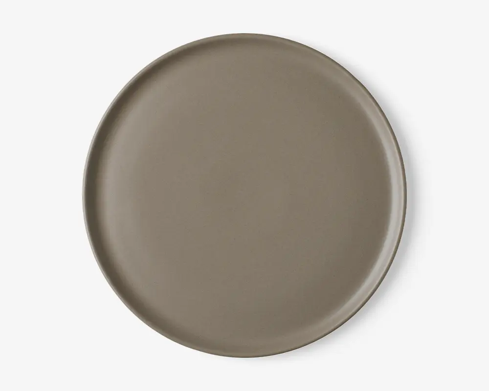 En rund tallerken med en glat, mat overflade i taupe farve. Tallerkenen har en let forhøjet kant og et minimalistisk, moderne design uden mønstre eller dekorationer.