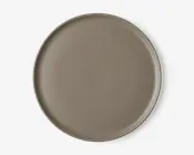 En rund tallerken med en glat, mat overflade i taupe farve. Tallerkenen har en let forhøjet kant og et minimalistisk, moderne design uden mønstre eller dekorationer.