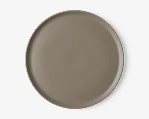 En rund tallerken med en glat, mat overflade i taupe farve. Tallerkenen har en let forhøjet kant og et minimalistisk, moderne design uden mønstre eller dekorationer.