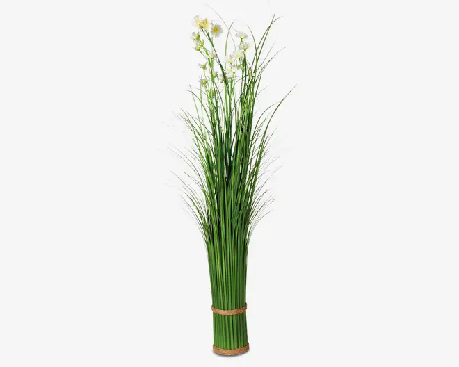 Høj bundt af kunstige grønne græsstrå med fine hvide blomster i spidserne. Stråene er samlet og holdt sammen af to naturfarvede bånd, et tæt ved bunden og et lidt højere oppe. Arrangementet står oprejst og har et naturligt, let udtryk, velegnet til dekoration.