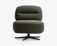 Stol med bredt, polstret sæde og ryglæn betrukket med mørkegråt tekstil med struktur. Sædet og ryglænet er kraftigt polstrede med afrundede kanter for ekstra komfort. Stolen har en sort metalfod med fire ben, der kan dreje.