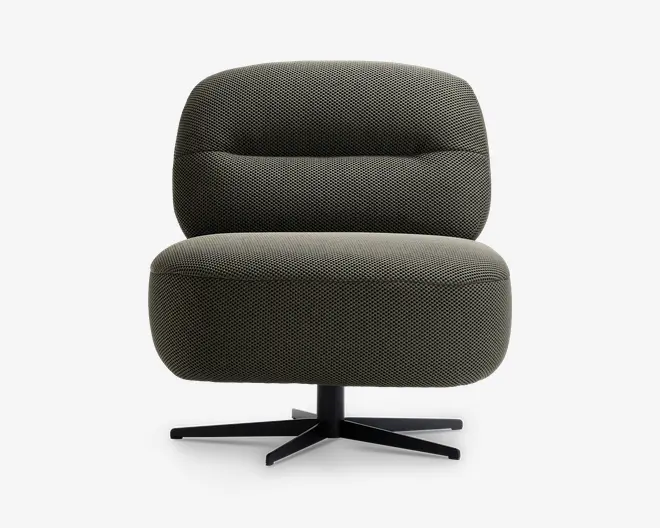 Stol med bredt, polstret sæde og ryglæn betrukket med mørkegråt tekstil med struktur. Sædet og ryglænet er kraftigt polstrede med afrundede kanter for ekstra komfort. Stolen har en sort metalfod med fire ben, der kan dreje.