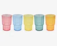 Sæt med fem stabelbare drikkeglas i gennemsigtig plast, hver med en forskellig farve: pink, blå, gul, grøn og orange. Glassene har en lodret rillet struktur, der giver et godt greb og et dekorativt udtryk, samt en let udadbuet kant. Alle glas er ens i form og størrelse.