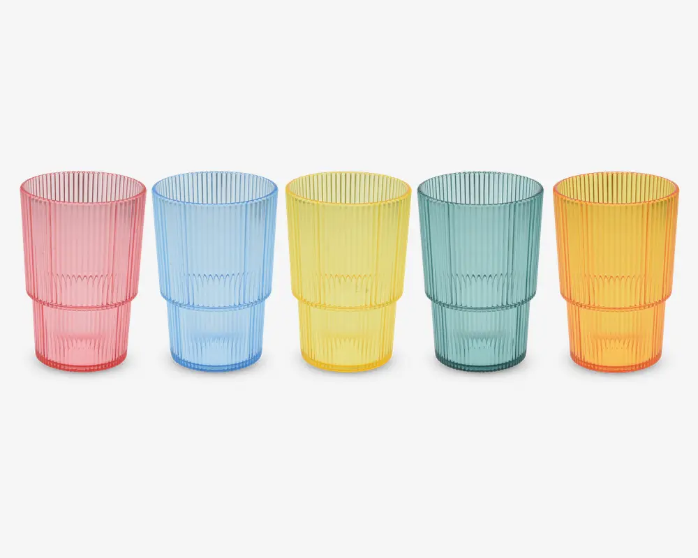 Sæt med fem stabelbare drikkeglas i gennemsigtig plast, hver med en forskellig farve: pink, blå, gul, grøn og orange. Glassene har en lodret rillet struktur, der giver et godt greb og et dekorativt udtryk, samt en let udadbuet kant. Alle glas er ens i form og størrelse.