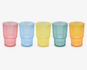 Sæt med fem stabelbare drikkeglas i gennemsigtig plast, hver med en forskellig farve: pink, blå, gul, grøn og orange. Glassene har en lodret rillet struktur, der giver et godt greb og et dekorativt udtryk, samt en let udadbuet kant. Alle glas er ens i form og størrelse.