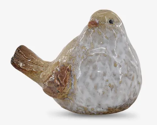 Keramisk fuglefigur med blank overflade, rund krop og detaljerede halefjer. Overfladen er overvejende hvid med brune og beige nuancer, hvilket giver et naturligt, plettet udseende. Figuren har et lille, orange næb og sorte øjne samt diskrete teksturer, der antyder fjer.