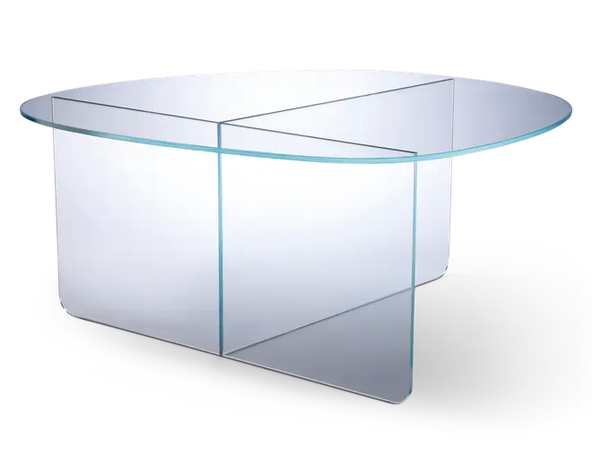 Moderne glasbord med en rund, gennemsigtig bordplade og en unik krydsformet base bestående af to buede glasplader. Basen danner et kryds, hvilket giver stabilitet og et stilrent, moderne udtryk. Kanterne er glatte og polerede, hvilket giver bordet et elegant og sofistikeret look.