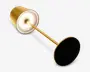 Elegant, moderne lampe med en cylindrisk lampeskærm i guldfarve og en matchende guldfarvet stang. Lampen har en rund sort fod for stabilitet og en hvid inderside, der hjælper med at sprede lyset jævnt. Det samlede design er minimalistisk og stilfuldt, velegnet til moderne indretning.