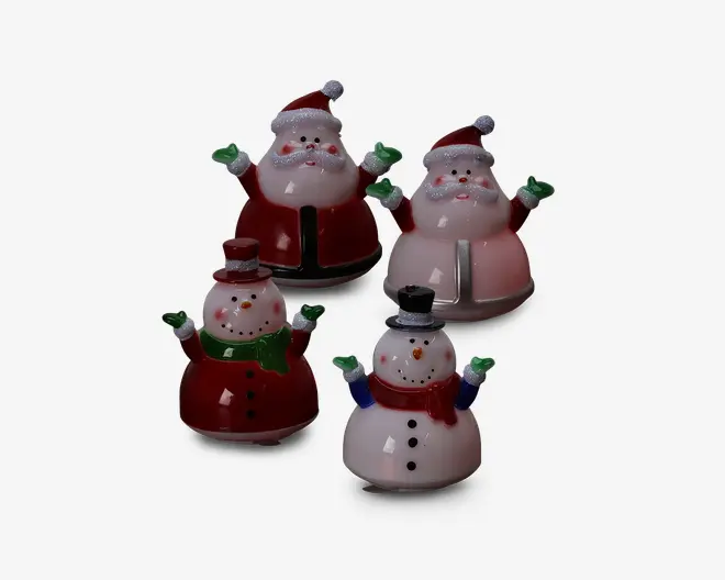 Sæt med fire festlige figurer bestående af to julemand- og to snemandsdesigns. Hver figur har en rund krop med blank overflade. Julemændene har klassiske røde dragter med hvid kant, sorte bælter og grønne vanter samt glade ansigter med hvide skæg og røde huer med sølvglimmer. Snemændene har gulerodsnæser, sorte knapper og tørklæder – én med grønt og én med rødt. Den ene snemand har sort høj hat, mens den anden har rød hat. Alle figurer har løftede arme, hvilket giver et imødekommende udtryk.