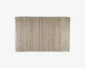 Rektangulært underlag lavet af naturlige, lyse beige fibre med en grov, åben vævet struktur. Kanterne er pænt afsluttede, og overfladen har et let ujævnt, rustikt udseende, som er typisk for håndvævede materialer. Underlaget er fladt og fleksibelt, velegnet som dekorativt eller funktionelt overfladeunderlag.