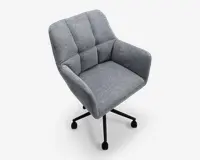 En moderne kontorstol med blødt, tekstureret gråt stofbetræk. Stolen har en polstret sæde, ryglæn og armlæn med et tuftet design for ekstra komfort. Den har en sort metalbase med fem ben, hver med hjul for nem bevægelse. Stolen har en let vinklet ryg og bredt sæde, hvilket giver ergonomisk støtte.