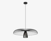 Et moderne pendellampe-armatur med en bred, kuppelformet skærm lavet af tynde, jævnt fordelte sorte metalstænger. Stængerne danner et åbent og luftigt design, der lader lyset passere igennem og kaster interessante skygger. Pæren er synlig i midten og er omgivet af et mindre, matchende sort metalbur. Lampen hænger fra en lang, lige stang, der er fastgjort til en rund loftsroset.