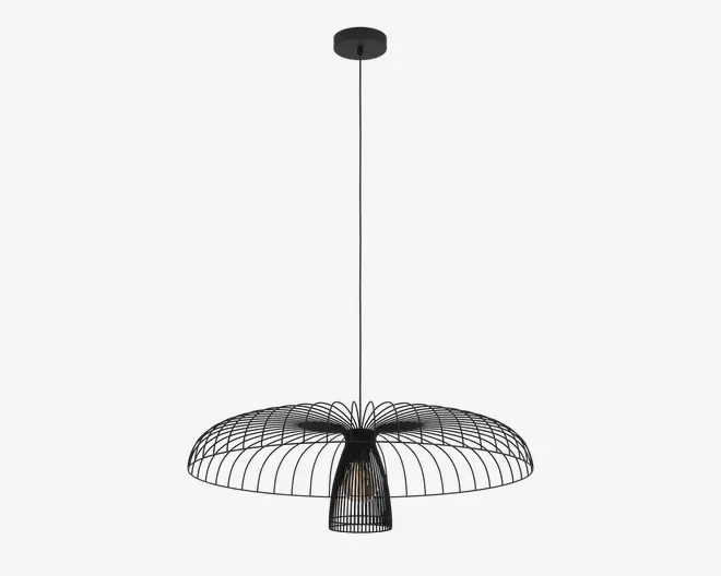 Et moderne pendellampe-armatur med en bred, kuppelformet skærm lavet af tynde, jævnt fordelte sorte metalstænger. Stængerne danner et åbent og luftigt design, der lader lyset passere igennem og kaster interessante skygger. Pæren er synlig i midten og er omgivet af et mindre, matchende sort metalbur. Lampen hænger fra en lang, lige stang, der er fastgjort til en rund loftsroset.