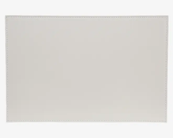 Rektangulær, lysegrå dækkeserviet med glat overflade og diskrete syninger langs kanten. Designet er minimalistisk og moderne uden mønstre eller udsmykning.