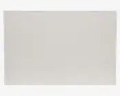 Rektangulær, lysegrå dækkeserviet med glat overflade og diskrete syninger langs kanten. Designet er minimalistisk og moderne uden mønstre eller udsmykning.