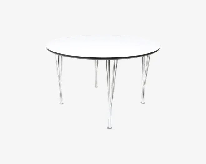 Rundt bord med en glat, hvid bordplade og en tynd sort kant. Bordet har fire lige, sølvfarvede metalben med synlige bolte, hvilket giver et moderne og industrielt udtryk. Benene er jævnt fordelt og let skråt udad for øget stabilitet.
