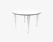 Rundt bord med en glat, hvid bordplade og en tynd sort kant. Bordet har fire lige, sølvfarvede metalben med synlige bolte, hvilket giver et moderne og industrielt udtryk. Benene er jævnt fordelt og let skråt udad for øget stabilitet.