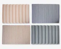 Sæt med fire rektangulære dækkeservietter, hver med lodrette striber. To dækkeservietter er i beige og hvid, hvor den ene har brede beige striber og den anden smallere striber. De to andre dækkeservietter er i blå og hvid, også med én med brede blå striber og én med smallere striber. Dækkeservietterne har en glat tekstiloverflade og et moderne, minimalistisk design.