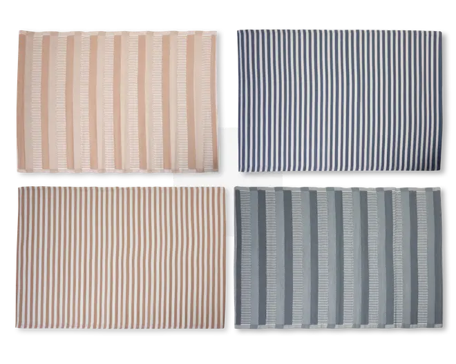 Sæt med fire rektangulære dækkeservietter, hver med lodrette striber. To dækkeservietter er i beige og hvid, hvor den ene har brede beige striber og den anden smallere striber. De to andre dækkeservietter er i blå og hvid, også med én med brede blå striber og én med smallere striber. Dækkeservietterne har en glat tekstiloverflade og et moderne, minimalistisk design.