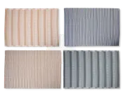 Sæt med fire rektangulære dækkeservietter, hver med lodrette striber. To dækkeservietter er i beige og hvid, hvor den ene har brede beige striber og den anden smallere striber. De to andre dækkeservietter er i blå og hvid, også med én med brede blå striber og én med smallere striber. Dækkeservietterne har en glat tekstiloverflade og et moderne, minimalistisk design.