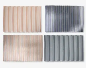 Sæt med fire rektangulære dækkeservietter, hver med lodrette striber. To dækkeservietter er i beige og hvid, hvor den ene har brede beige striber og den anden smallere striber. De to andre dækkeservietter er i blå og hvid, også med én med brede blå striber og én med smallere striber. Dækkeservietterne har en glat tekstiloverflade og et moderne, minimalistisk design.