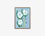 Indrammet blomsterkunst med hvide blomster, grønne stilke og blade samt små lilla accenter på en lyseblå baggrund.