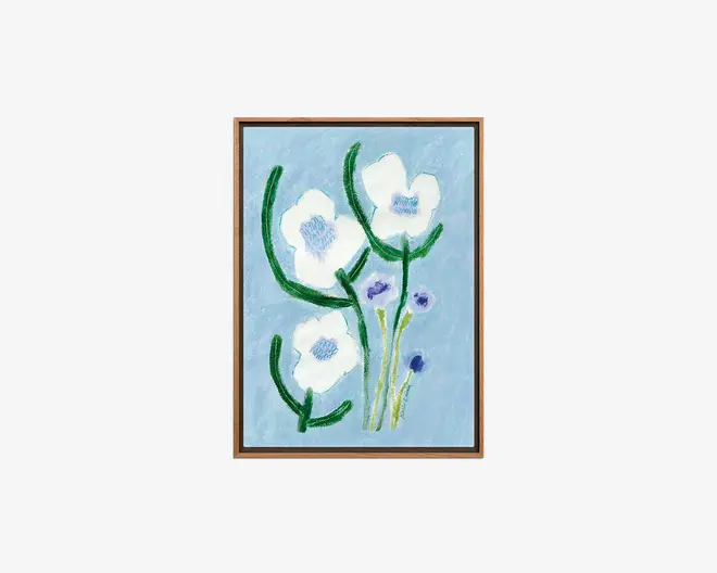 Indrammet blomsterkunst med hvide blomster, grønne stilke og blade samt små lilla accenter på en lyseblå baggrund.
