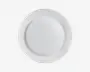 Rund hvid tallerken med bred flad kant og en glat, lav fordybning i et enkelt minimalistisk design.