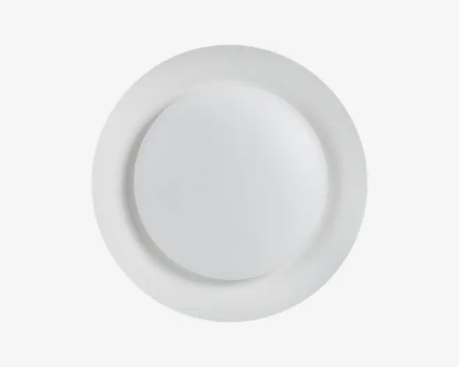 Rund hvid tallerken med bred flad kant og en glat, lav fordybning i et enkelt minimalistisk design.