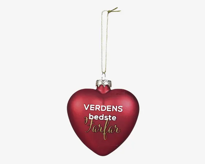 Hjerteformet ornament i mat rød med en metallisk sølvtop og et skinnende sølv ophængsbånd. Forsiden har teksten 'VERDENS bedste Farfar' i en kombination af hvid og guldfarvet skrift, hvor 'VERDENS' og 'bedste' er i fed hvid og 'Farfar' i elegant guldfarvet kursiv. Overfladen er glat og reflekterende, hvilket giver et festligt udtryk.