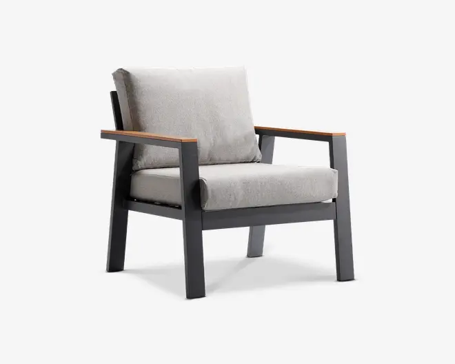 Moderne lænestol med en robust, mørkegrå metalramme og lysegrå, tykt polstrede sæde- og ryghynder. Armlænene har en trædetalje på toppen, som giver et varmt præg til det moderne design. Stolen har en let tilbagelænet ryg for ekstra komfort og brede armlæn for god støtte.