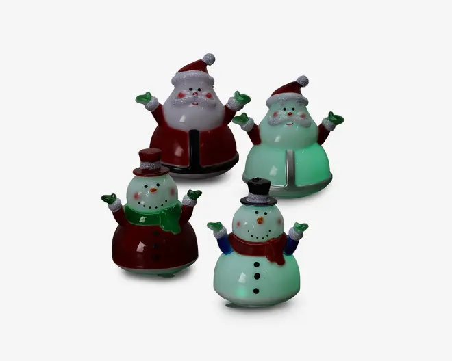 Sæt med fire festlige figurer bestående af to julemænd og to snemænd. Hver figur har en rund bund og er designet til at lyse op indefra med et blødt skær. Julemændene har klassiske røde dragter og huer, mens snemændene er pyntet med tørklæder og høje hatte i forskellige farver. Figurerne har glade ansigtsudtryk og løftede arme, hvilket giver et legende præg til julepynten.