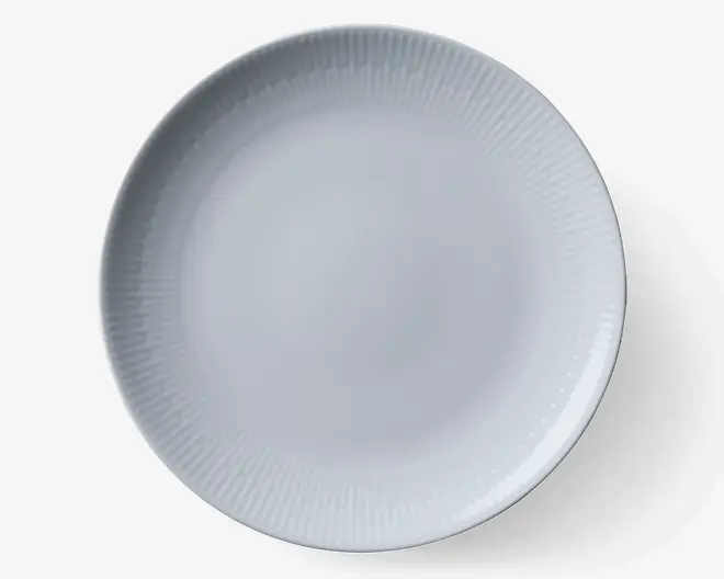 Rund hvid tallerken med et diskret tekstureret mønster af lodrette linjer langs kanten, hvilket giver et moderne og elegant udseende. Overfladen er glat og blank, velegnet til både daglig brug og særlige lejligheder.