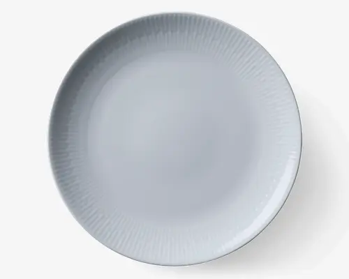 Rund hvid tallerken med et diskret tekstureret mønster af lodrette linjer langs kanten, hvilket giver et moderne og elegant udseende. Overfladen er glat og blank, velegnet til både daglig brug og særlige lejligheder.
