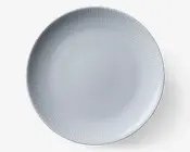 Rund hvid tallerken med et diskret tekstureret mønster af lodrette linjer langs kanten, hvilket giver et moderne og elegant udseende. Overfladen er glat og blank, velegnet til både daglig brug og særlige lejligheder.