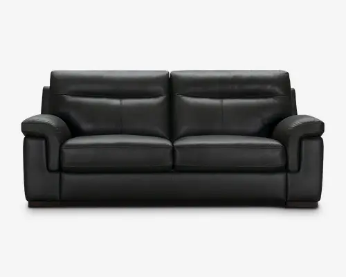 En moderne sort lædersofa med to brede sædehynder og to bløde ryghynder. Sofaen har tykke, polstrede armlæn og et lavt design. Læderbetrækket har en glat, mat overflade, og syningerne er diskrete og pæne, hvilket giver sofaen et stilrent og moderne udtryk.