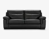 En moderne sort lædersofa med to brede sædehynder og to bløde ryghynder. Sofaen har tykke, polstrede armlæn og et lavt design. Læderbetrækket har en glat, mat overflade, og syningerne er diskrete og pæne, hvilket giver sofaen et stilrent og moderne udtryk.
