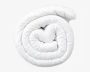 Et tykt, hvidt, quiltet produkt rullet tæt sammen i en spiral. Overfladen ser glat og blød ud med synlige syninger, der giver en polstret struktur. Kanterne er pænt afsluttede, og det samlede udtryk tyder på, at det er blødt og behageligt.