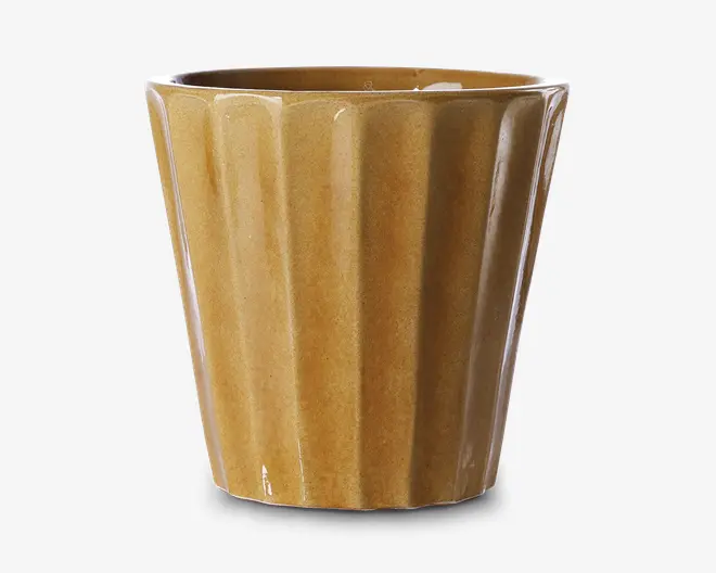En blank, sennepsgul keramikpotte med lodrette riller i designet. Potten er let konisk, bredere foroven og smallere forneden, og har en glat kant. Overfladen reflekterer lyset og fremhæver den skinnende finish.